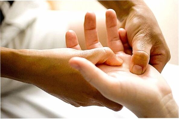 Eine therapeutische Massage lindert Schmerzen in den Fingergelenken